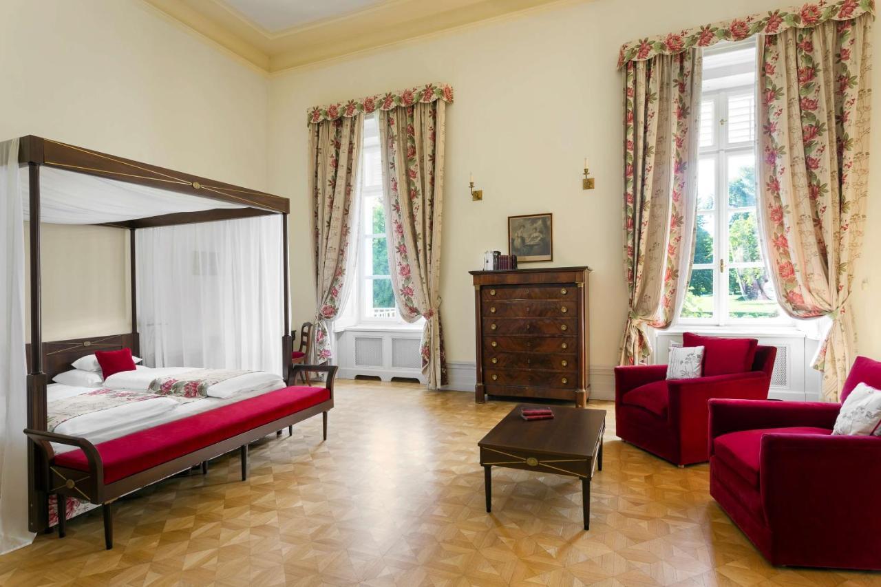 Karolyi Kastely Hotel & Restaurant Fehervarcsurgo ภายนอก รูปภาพ