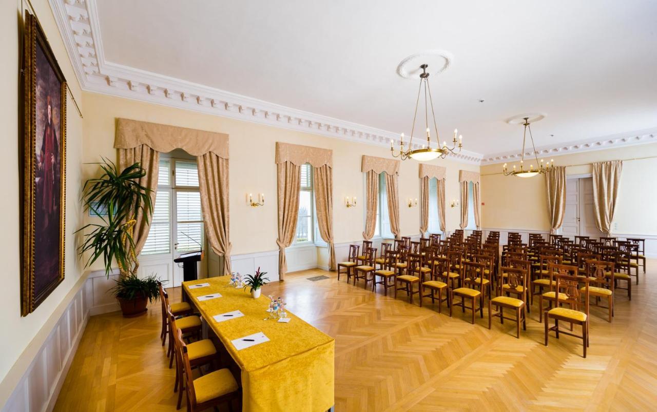 Karolyi Kastely Hotel & Restaurant Fehervarcsurgo ภายนอก รูปภาพ